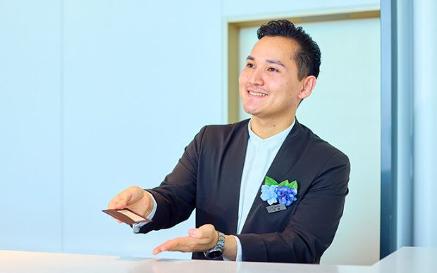 受付カウンターで対応する様子